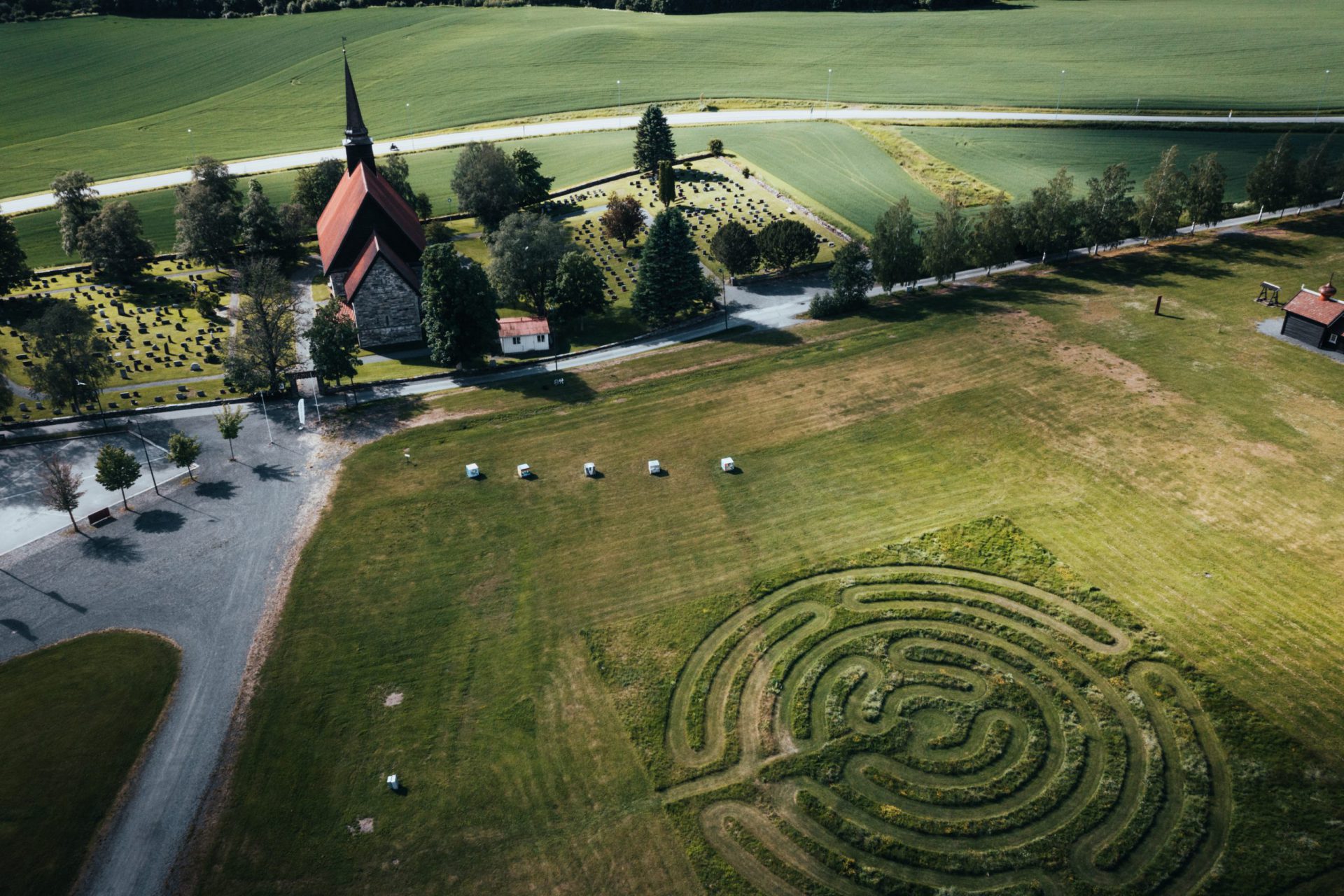 Dronebilde Stiklestad kirke og labyrint